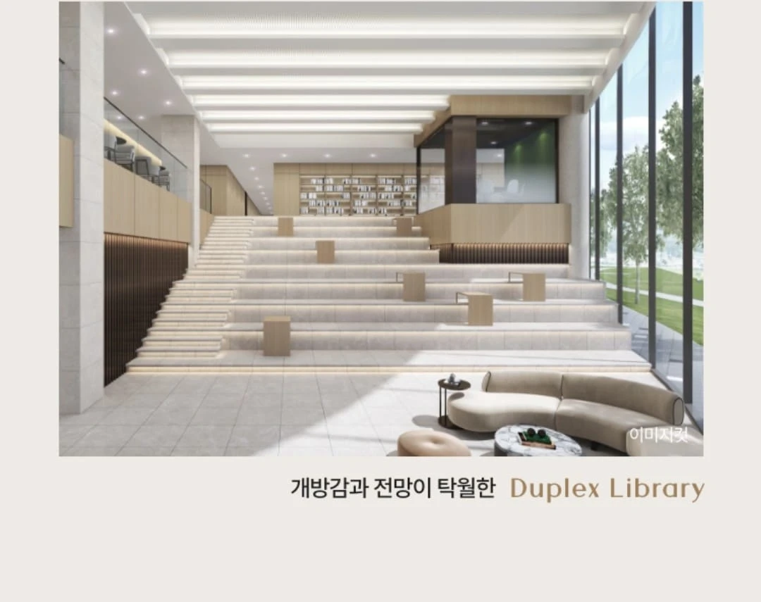 전용 84㎡C 타입의 와이드 주방 구조를 보여주는 견본주택 내부 실사진